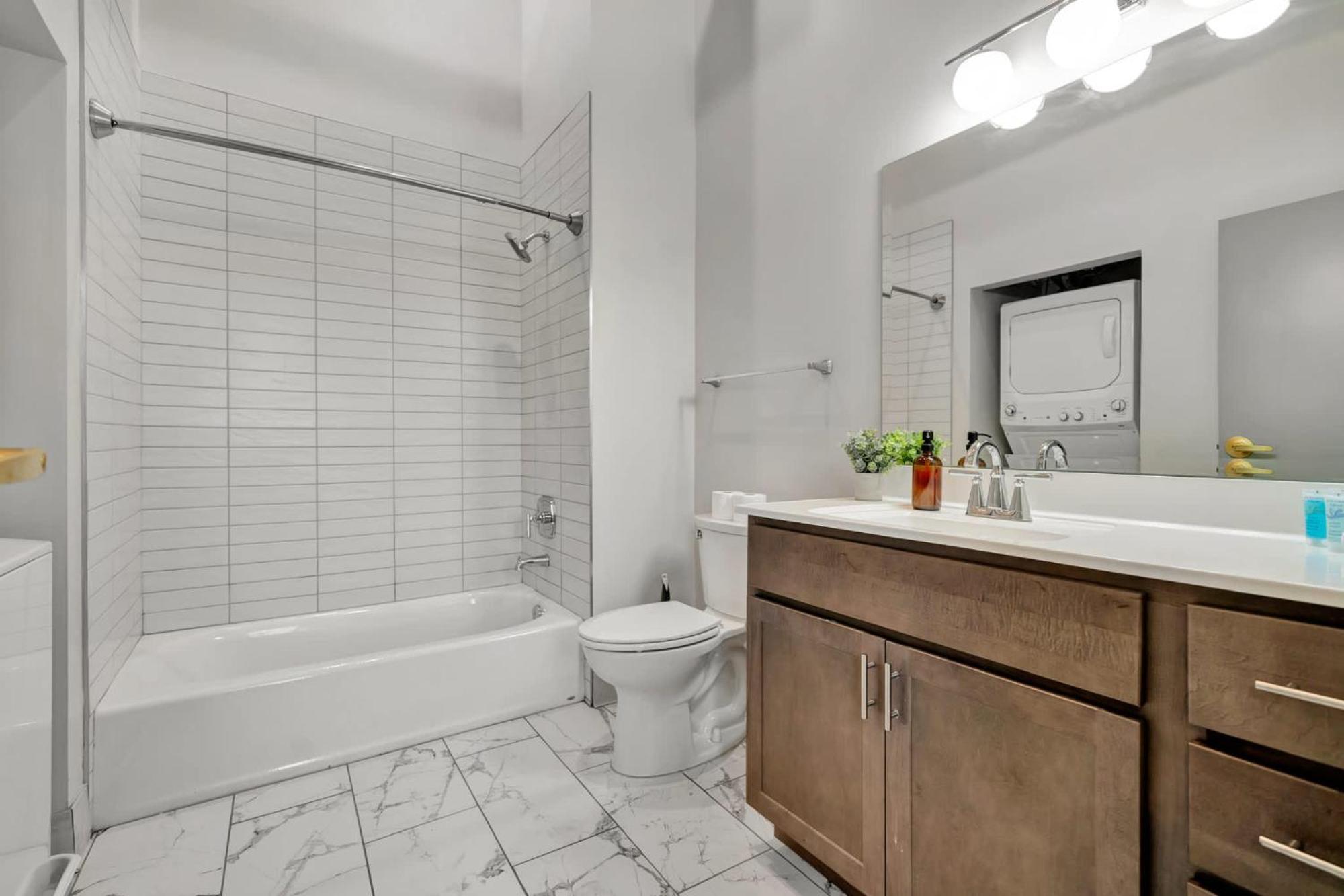 Spacious W Free Parking Near Hospitals Apartment *