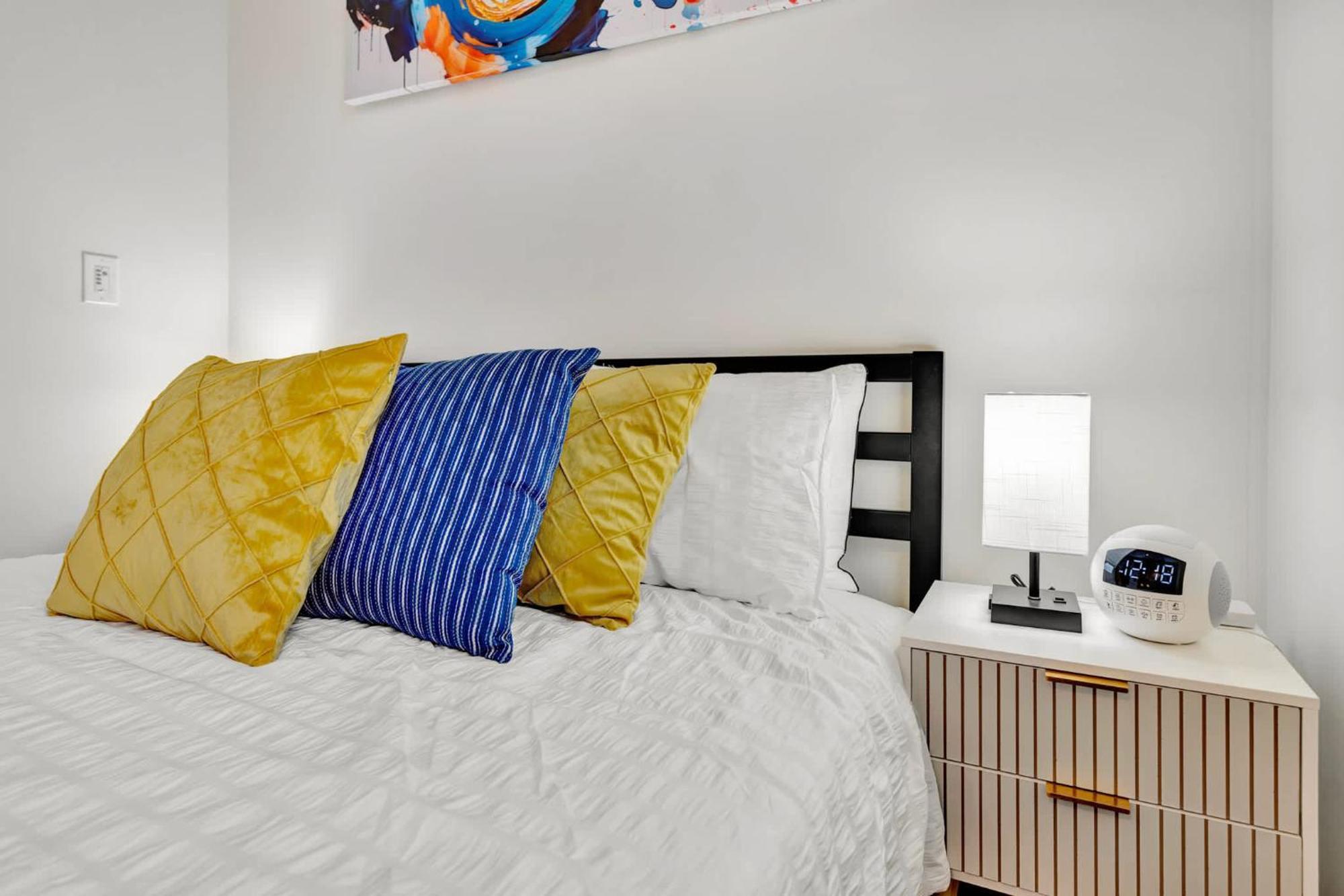 Spacious W Free Parking Near Hospitals Apartment