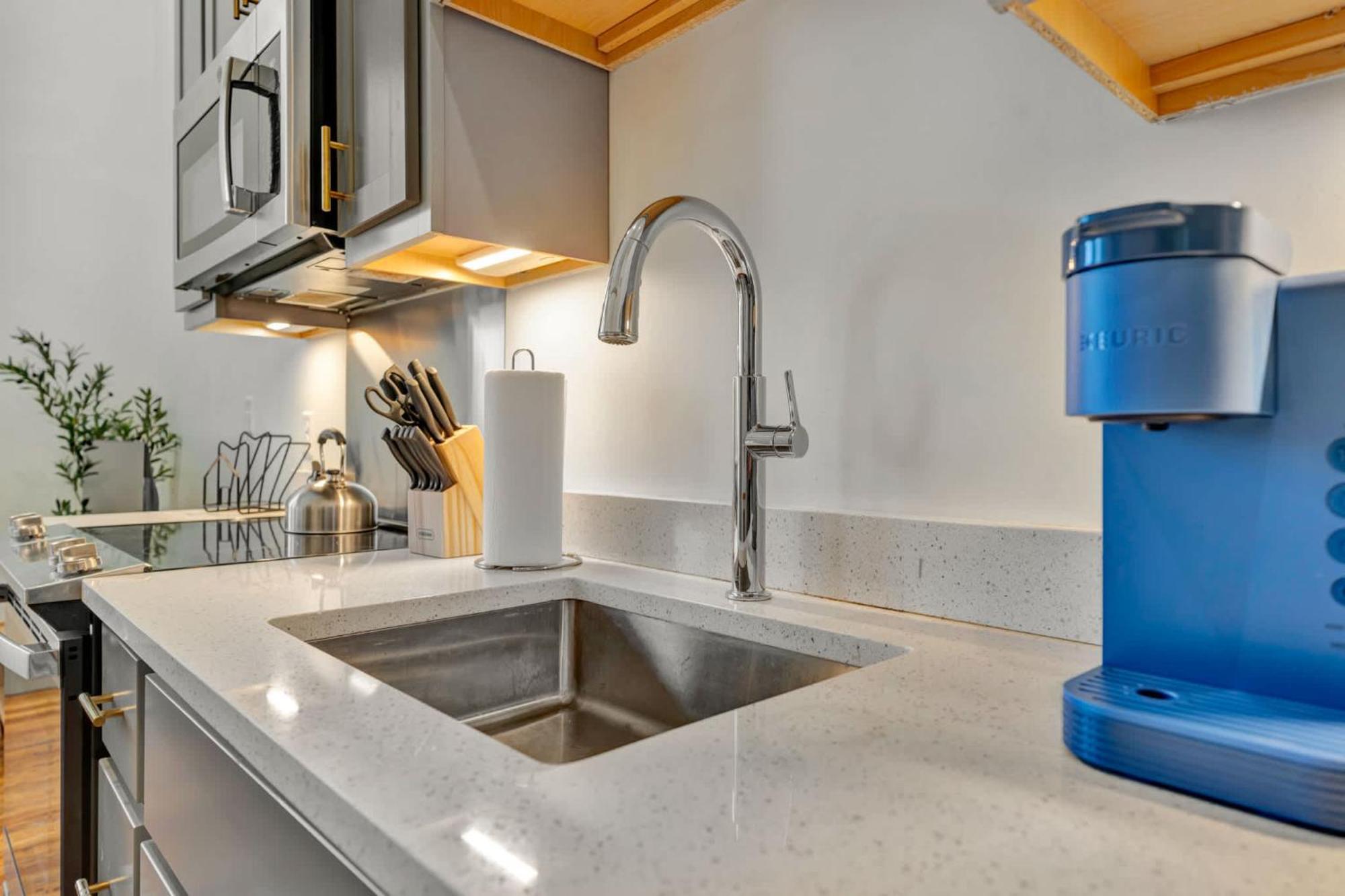 Spacious W Free Parking Near Hospitals Apartment
