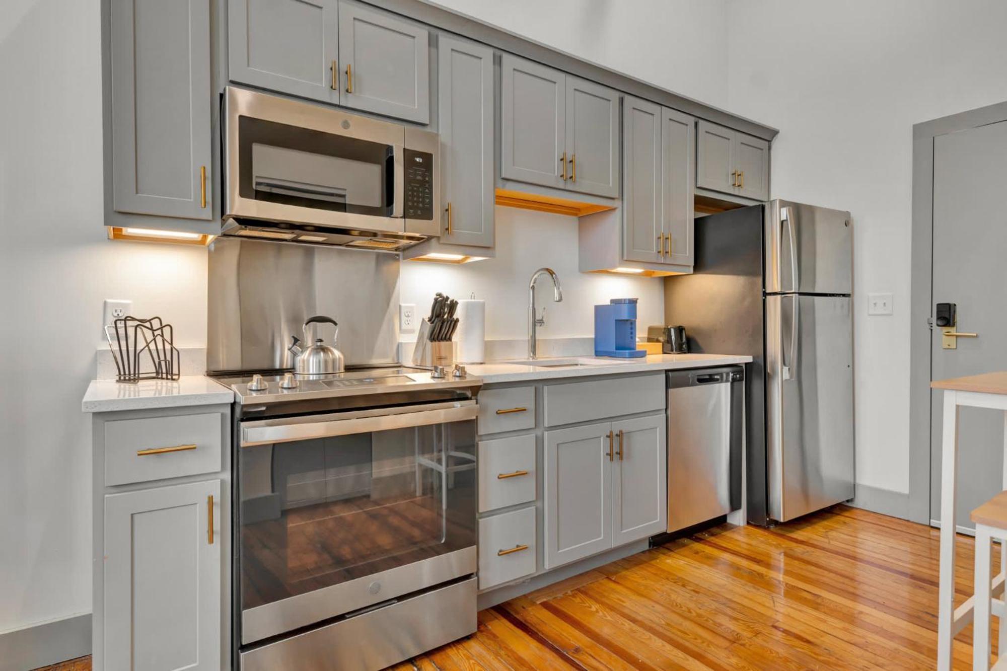 Spacious W Free Parking Near Hospitals Apartment *